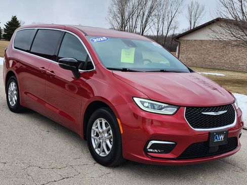 Used 2025 Chrysler Pacifica Select image 7