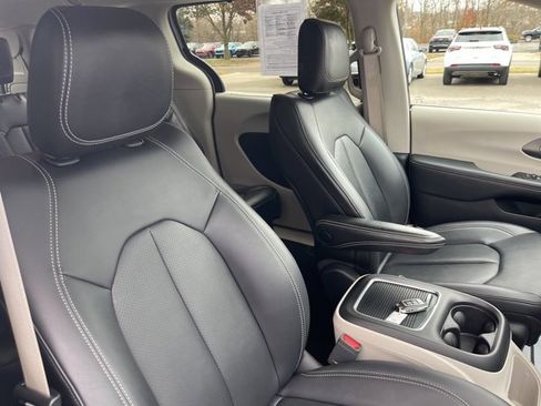 Used 2024 Chrysler Pacifica Touring-L image 30