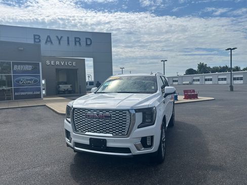 Used 2021 GMC Yukon Denali w/ Denali Premium Package AWD/4WD image 3