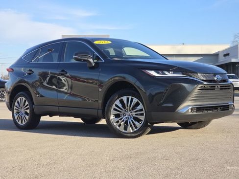 Used 2023 Toyota Venza Limited image 2