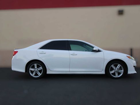 Used 2013 Toyota Camry SE image 2