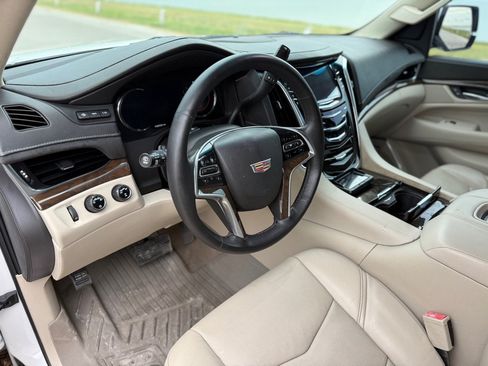 Used 2018 Cadillac Escalade Luxury AWD/4WD image 10