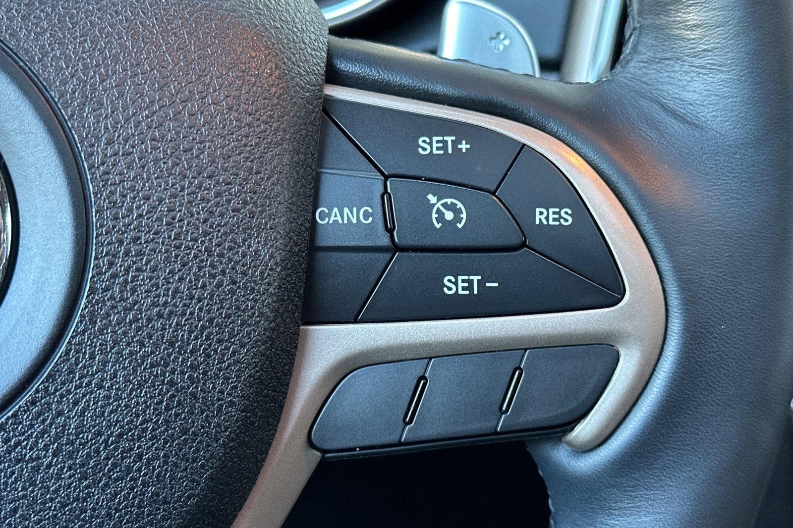 Used 2015 Jeep Grand Cherokee Limited w/ Luxury Group II AWD/4WD image 28
