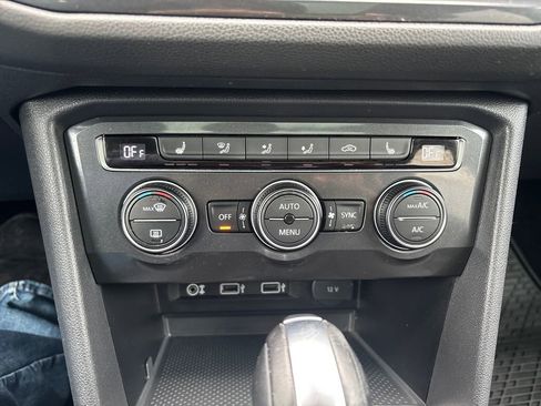 Used 2018 Volkswagen Tiguan SE w/ Panoramic Sunroof Package image 11