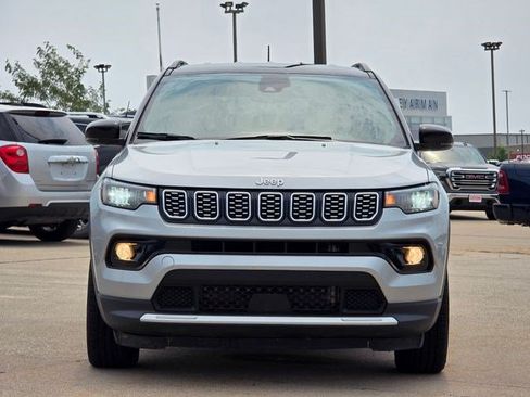 Used 2025 Jeep Compass Limited AWD/4WD image 2