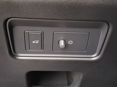 Used 2025 Land Rover Discovery S image 22