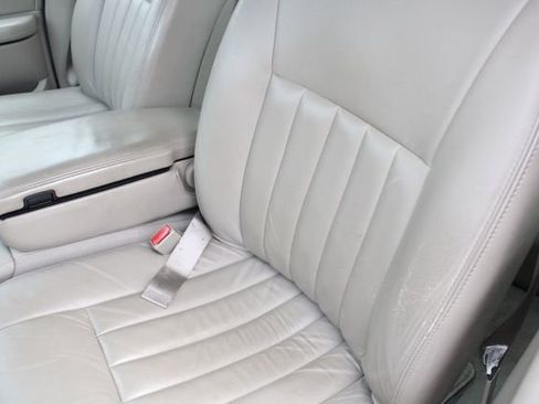 Used 2003 Lincoln Town Car Signature image 2