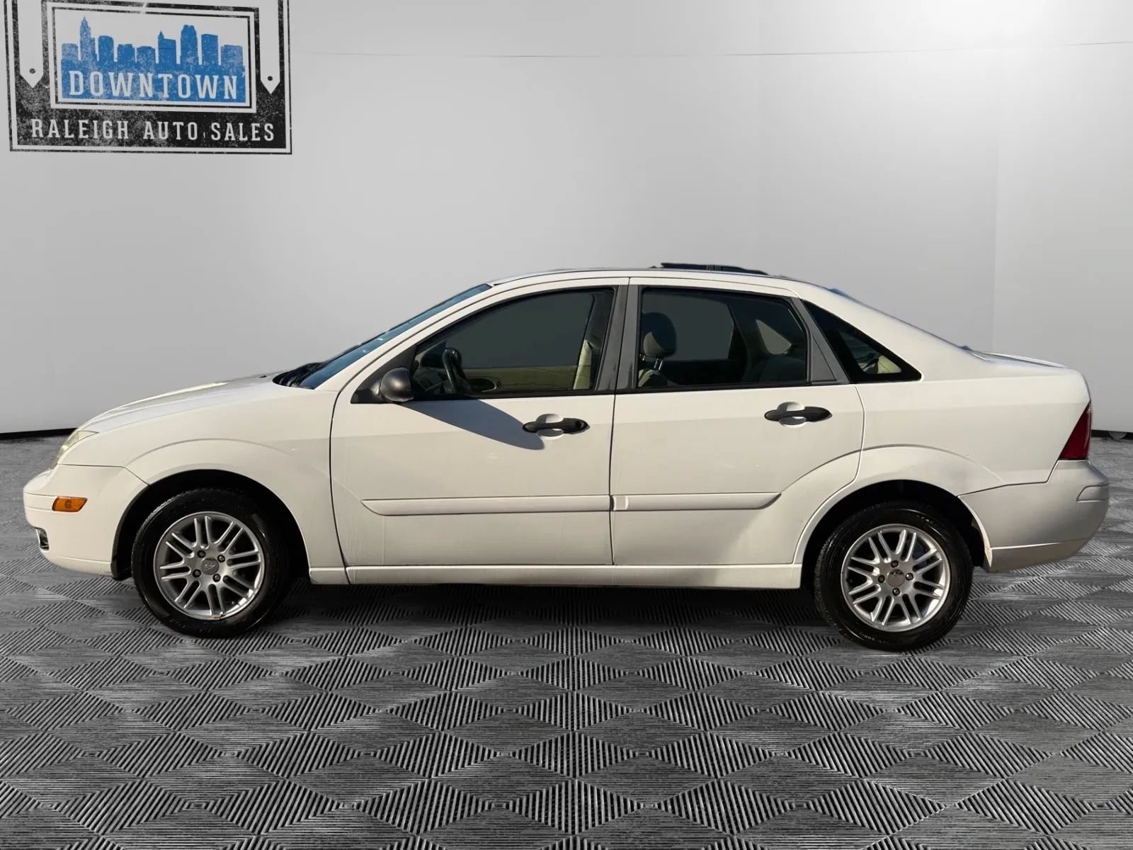 Used 2007 Ford Focus S FWD image 2