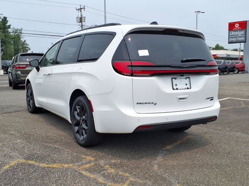 New 2026 Chrysler Pacifica Limited w/ S Appearance Package AWD/4WD image 4