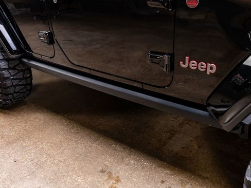 Used 2025 Jeep Wrangler Unlimited Rubicon AWD/4WD image 12
