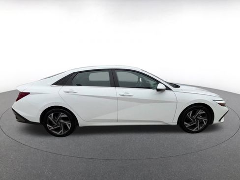 Used 2025 Hyundai Elantra SEL image 16