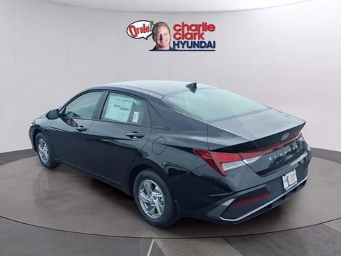 New 2026 Hyundai Elantra SE FWD image 3