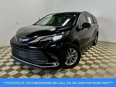 Used 2022 Toyota Sienna XLE FWD image 1