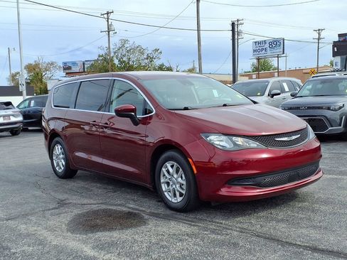 Used 2023 Chrysler Voyager LX FWD image 3