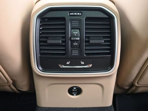 Used 2026 Porsche Macan AWD/4WD image 8