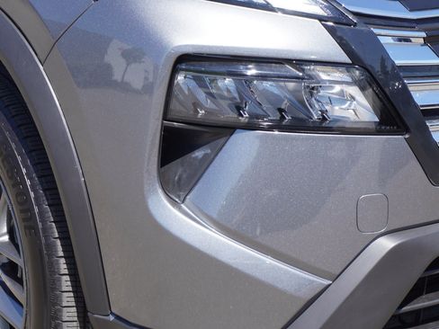 Used 2025 Nissan Rogue S FWD image 3
