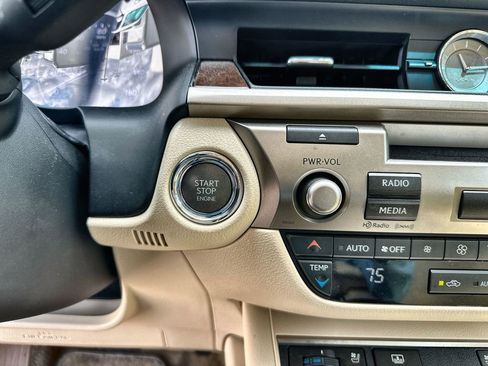 Used 2014 Lexus ES 350 w/ Luxury Package FWD image 17