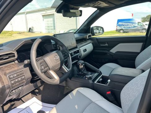 Used 2025 Toyota Tacoma Limited AWD/4WD image 37
