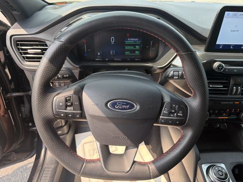 Certified 2025 Ford Escape ST-Line AWD/4WD image 17