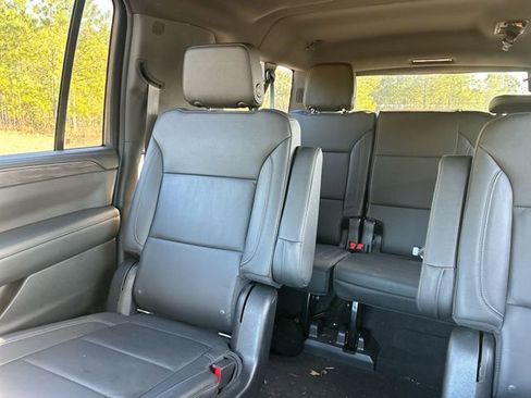 Used 2022 Chevrolet Suburban LT RWD image 27