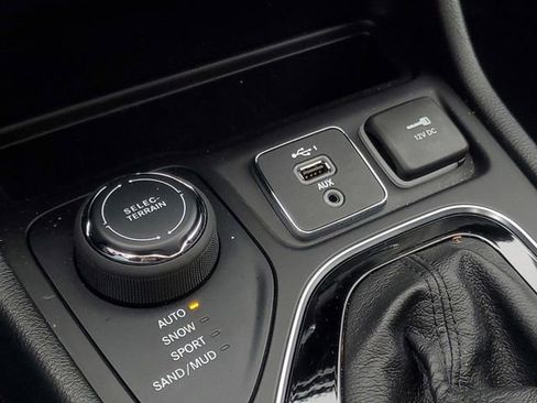 Used 2021 Jeep Cherokee Limited image 30