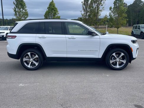 New 2026 Jeep Grand Cherokee Limited w/ Luxury Tech Group II AWD/4WD image 8