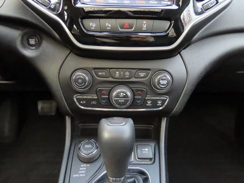 Used 2021 Jeep Cherokee Limited image 25