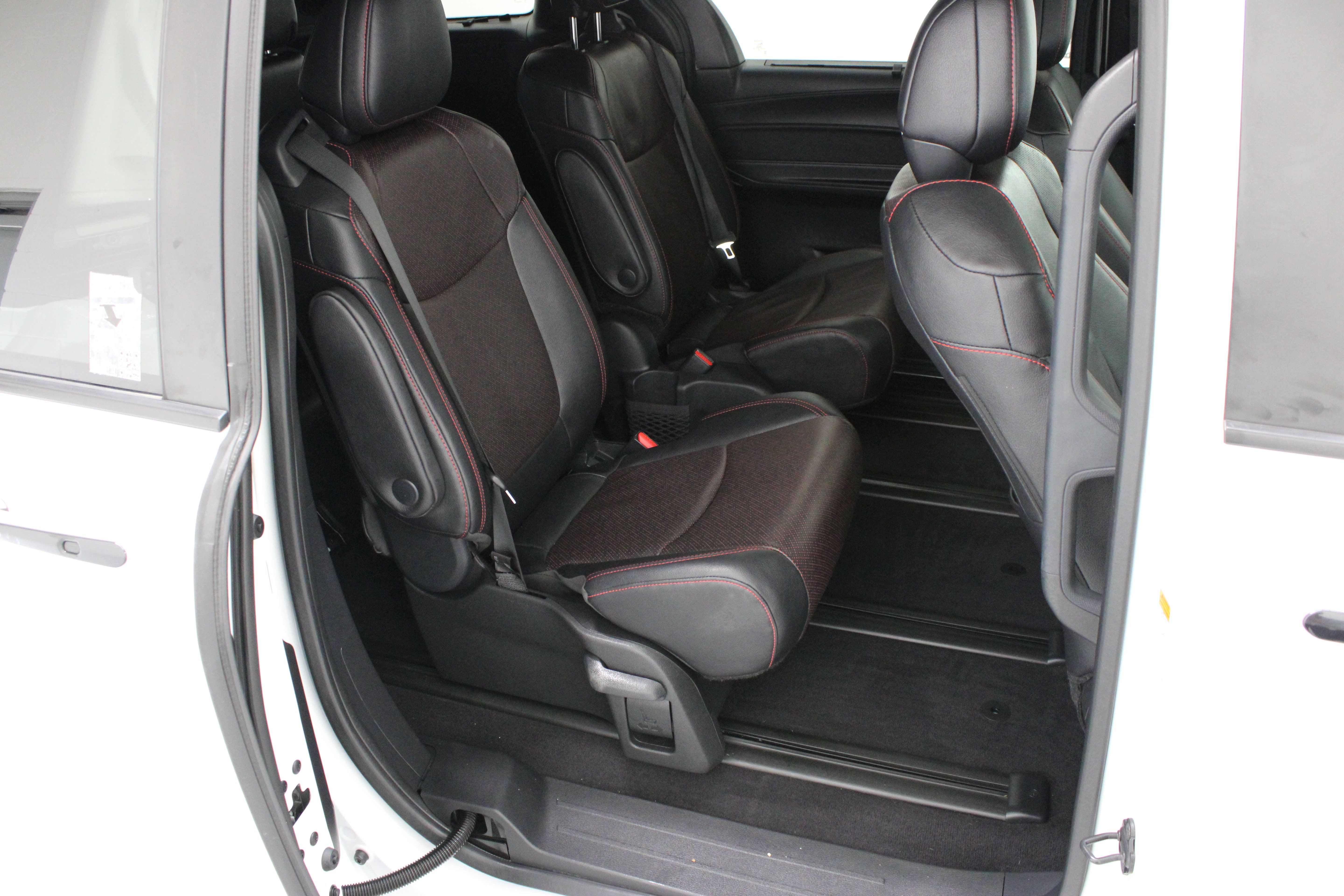 Used 2025 Toyota Sienna XSE w/ XSE Premium Package FWD image 37
