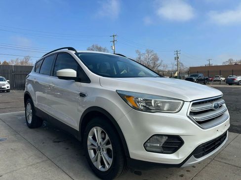 Used 2018 Ford Escape SE w/ SE Sync 3 Package image 3