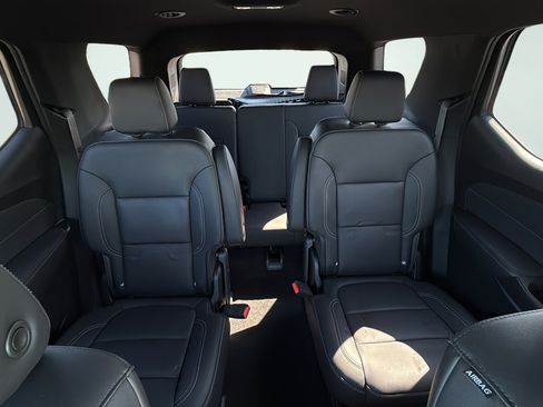 Used 2023 Chevrolet Traverse LT w/ Rear Camera Mirror Package AWD/4WD image 32