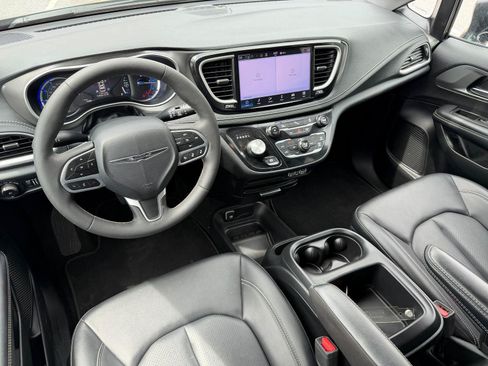 Used 2025 Chrysler Pacifica Select FWD image 5