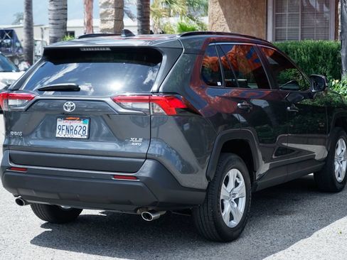 Used 2020 Toyota RAV4 XLE AWD/4WD image 9