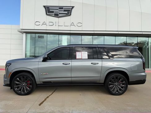 Used 2025 Cadillac Escalade ESV V AWD/4WD image 2