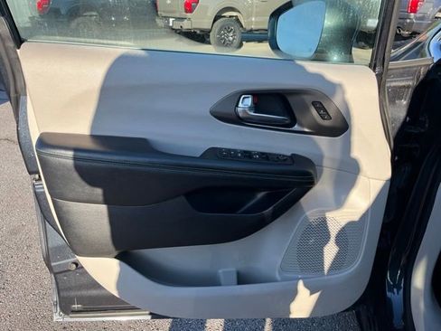 Used 2021 Chrysler Pacifica Touring-L FWD image 13
