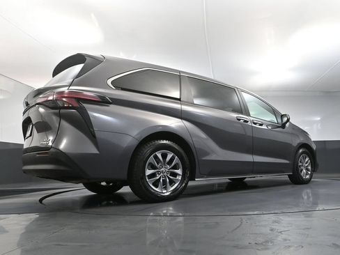 Used 2022 Toyota Sienna XLE AWD/4WD image 40