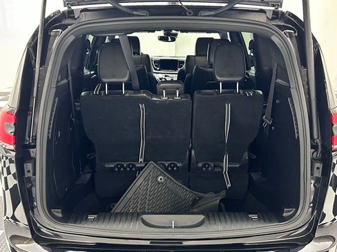 Used 2025 Chrysler Pacifica Select image 9