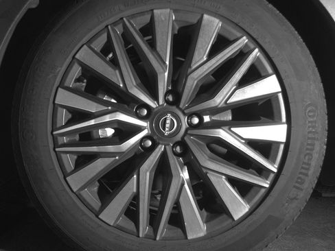 Used 2025 Nissan Altima 2.5 SV FWD image 12