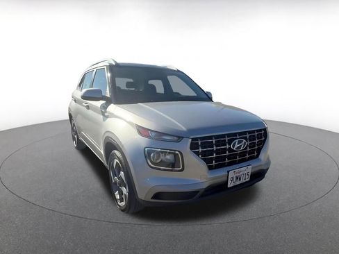 Used 2025 Hyundai Venue SEL image 3