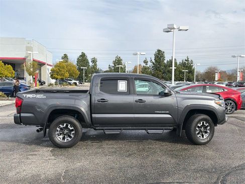 Used 2019 Toyota Tacoma TRD Off-Road image 3