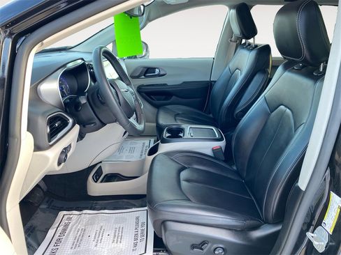 Used 2024 Chrysler Pacifica Touring-L image 9