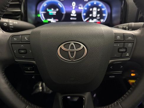 Used 2025 Toyota Camry XLE image 18