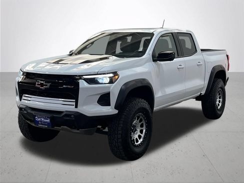 Used 2025 Chevrolet Colorado ZR2 w/ Technology Package AWD/4WD image 2