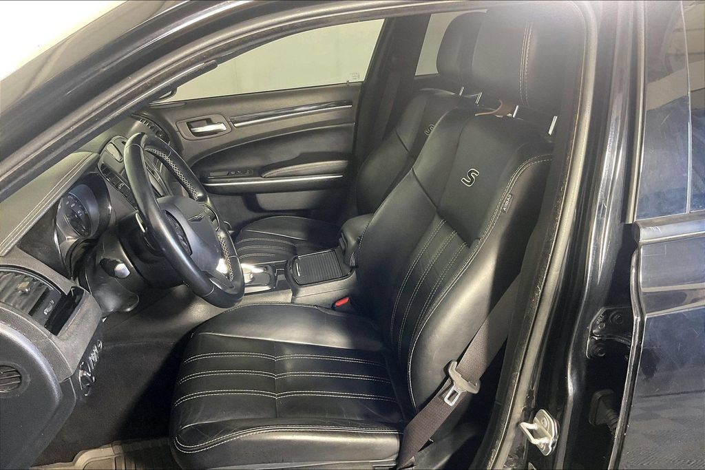 Used 2019 Chrysler 300 S AWD/4WD image 31