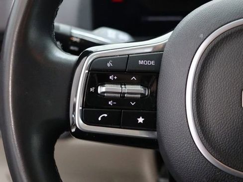 Used 2025 Kia Carnival FWD image 22