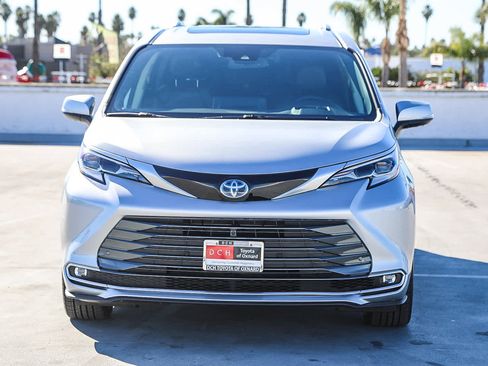 Certified 2023 Toyota Sienna Platinum image 4