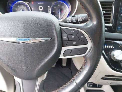 Used 2019 Chrysler Pacifica Touring-L Plus FWD image 11