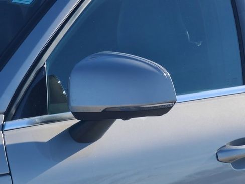 Used 2025 Volvo XC40 B5 Plus image 4