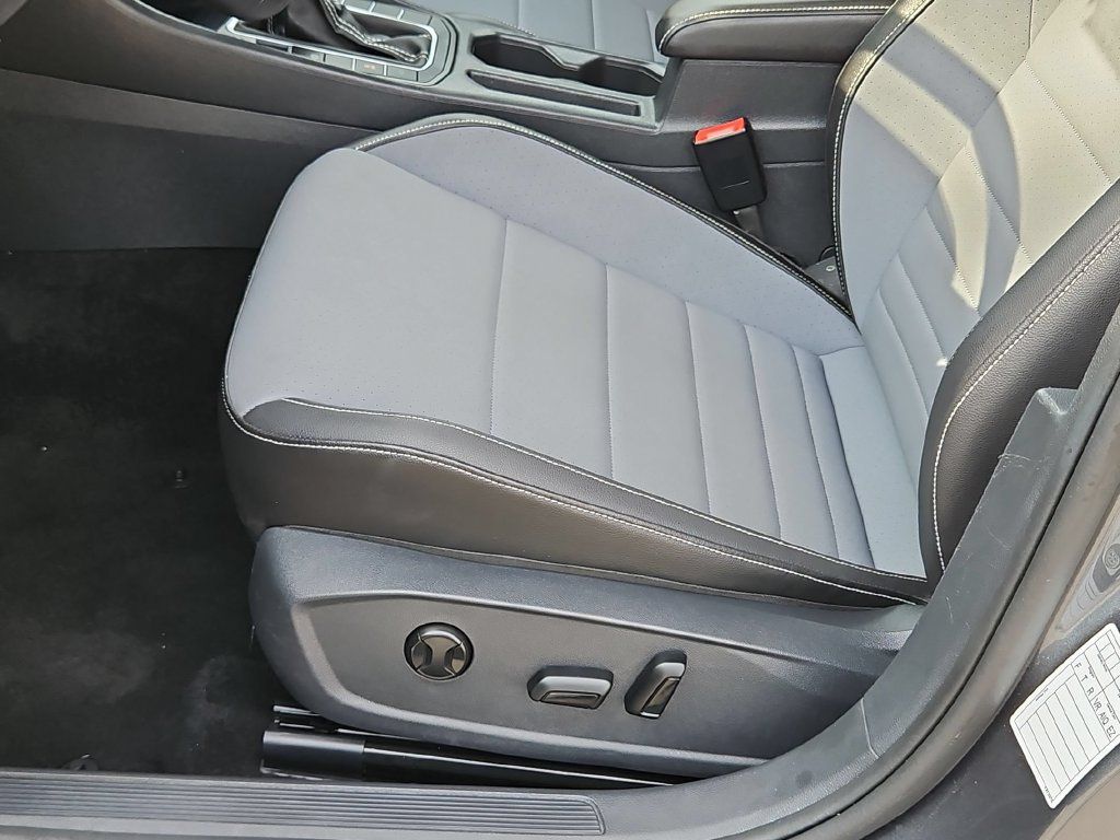 Used 2025 Volkswagen Jetta SE FWD image 14