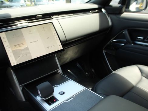 Used 2024 Land Rover Range Rover SE image 14