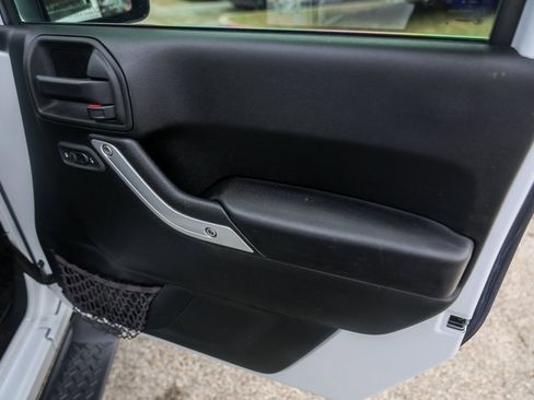 Used 2016 Jeep Wrangler Unlimited Sahara w/ Connectivity Group image 25